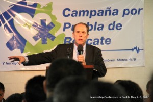 Pastor Kevin Wynne preaching during our Leadership Conference in Puebla
