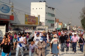 A lady in our church giving out tracks during the 5 de Mayo parade in Puebla