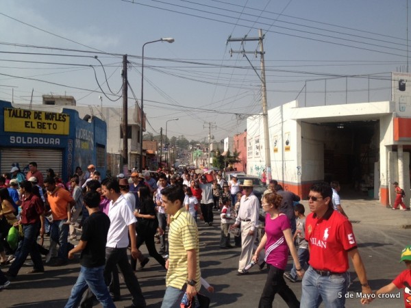 People walking towards the 5 de Mayo parade in Puebla